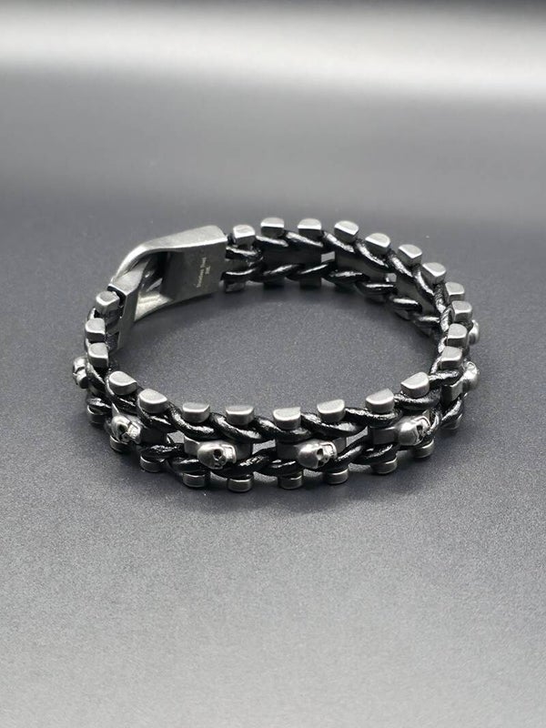 Bracciale in Pelle Intrecciata “Skull Bead” con Teschi Scultorei e Perline Brunite