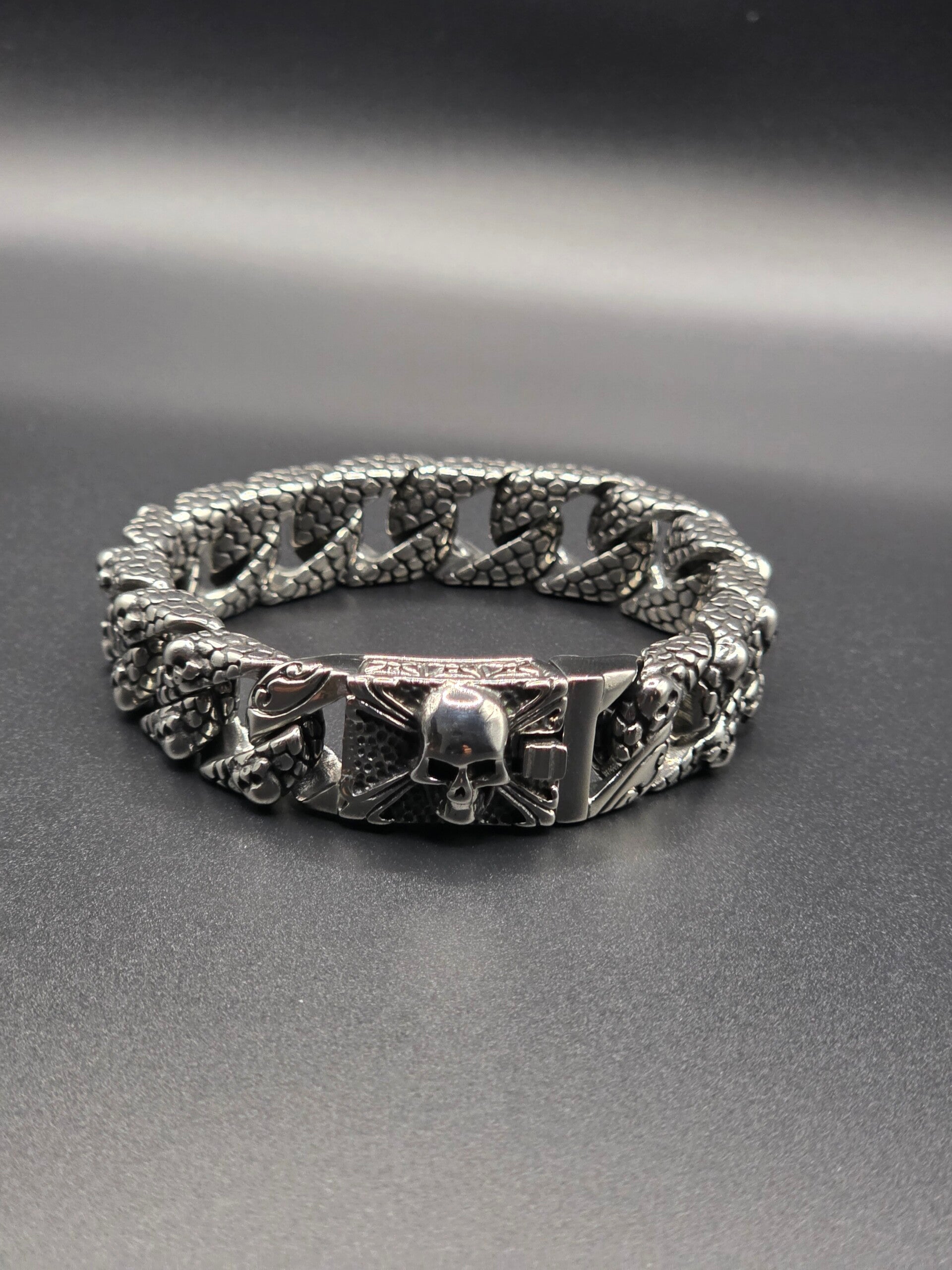 Bracciale Cuban Link “Skull Reaper” in Acciaio Massiccio con Teschio Centrale