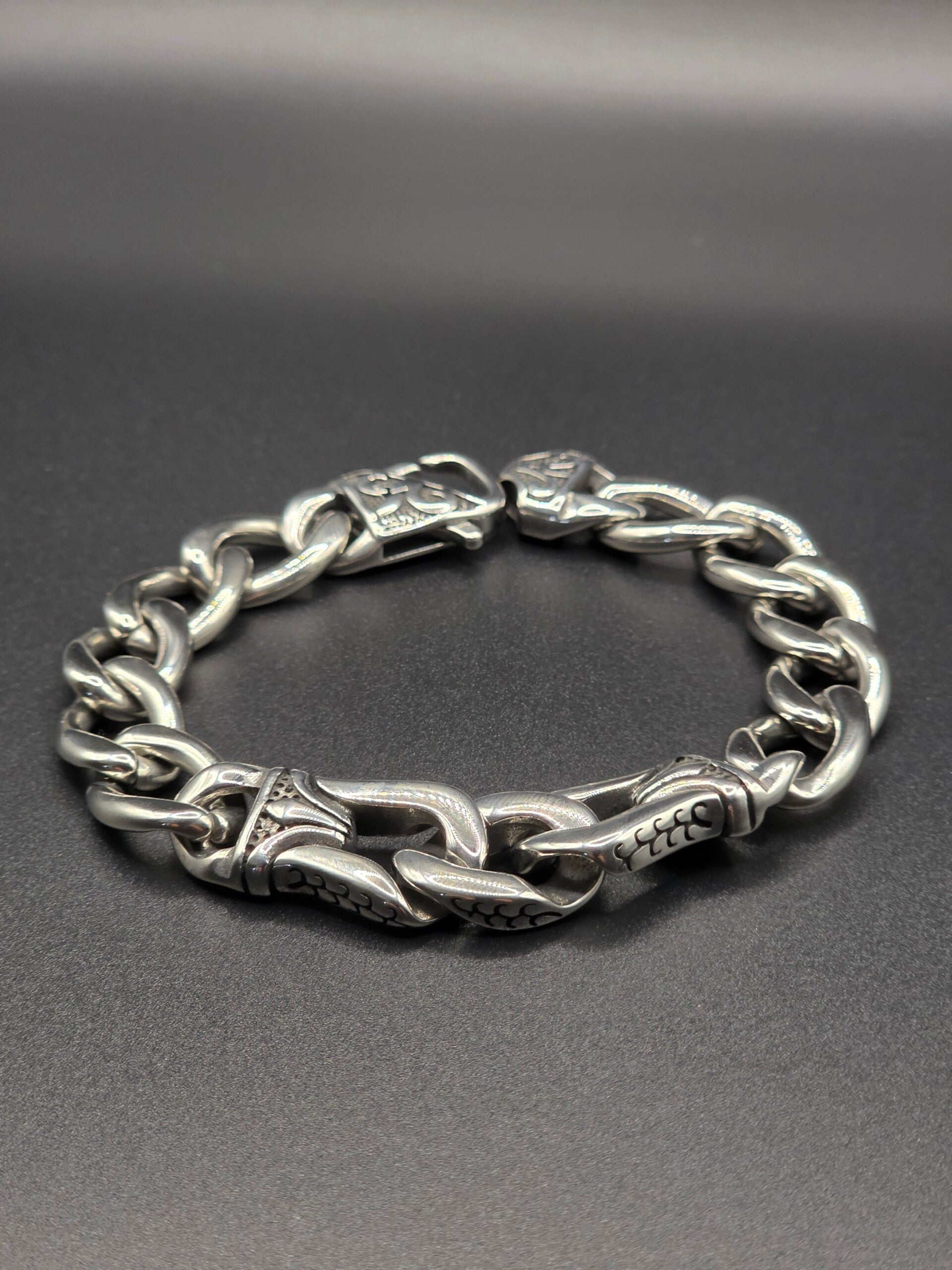 Bracciale “Death Grip” a Torsione in Acciaio con Artigli