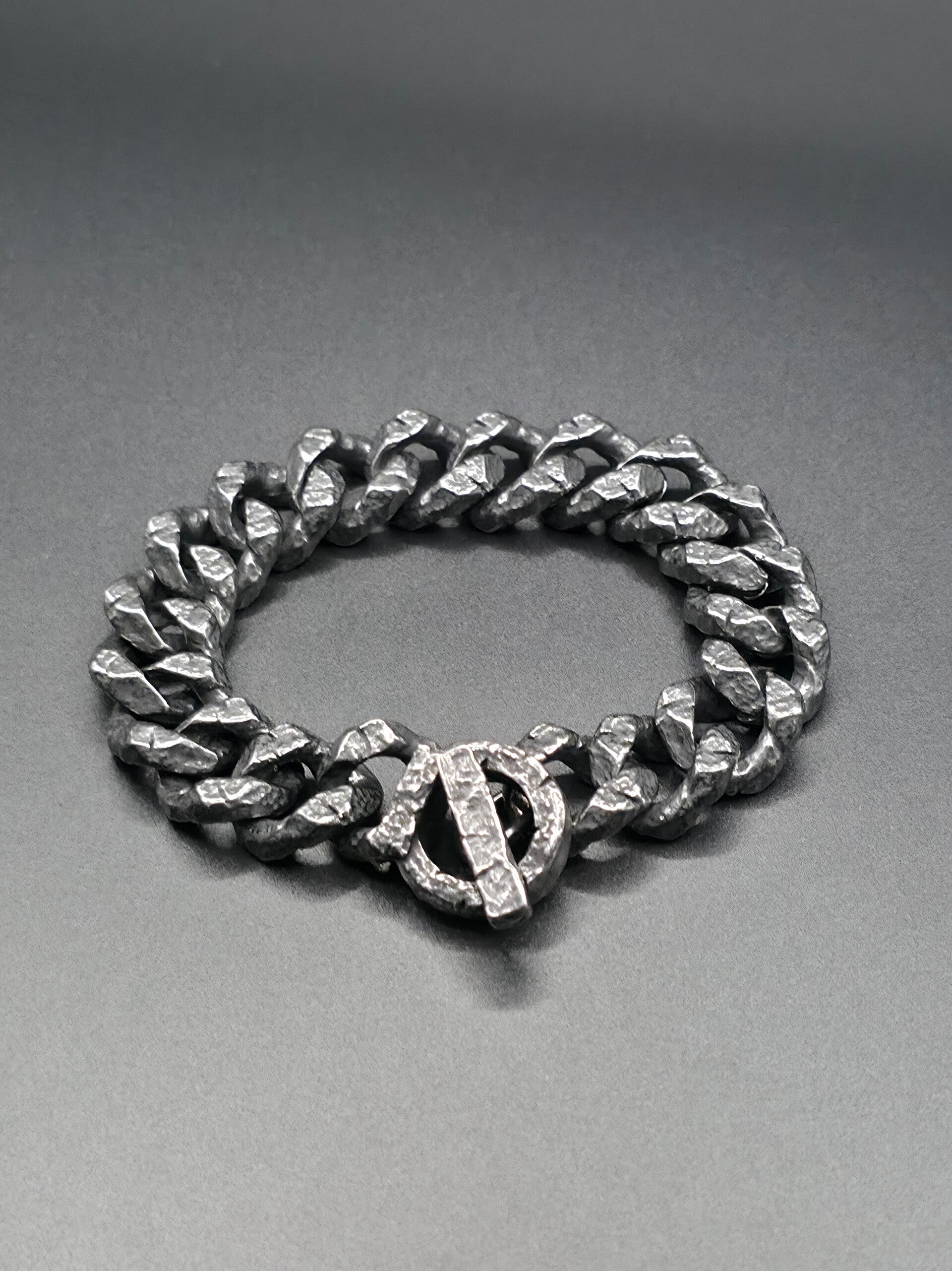 Bracciale Cuban Link Massiccio “Raw Hammer” in Acciaio Martellato con Finitura Anticata