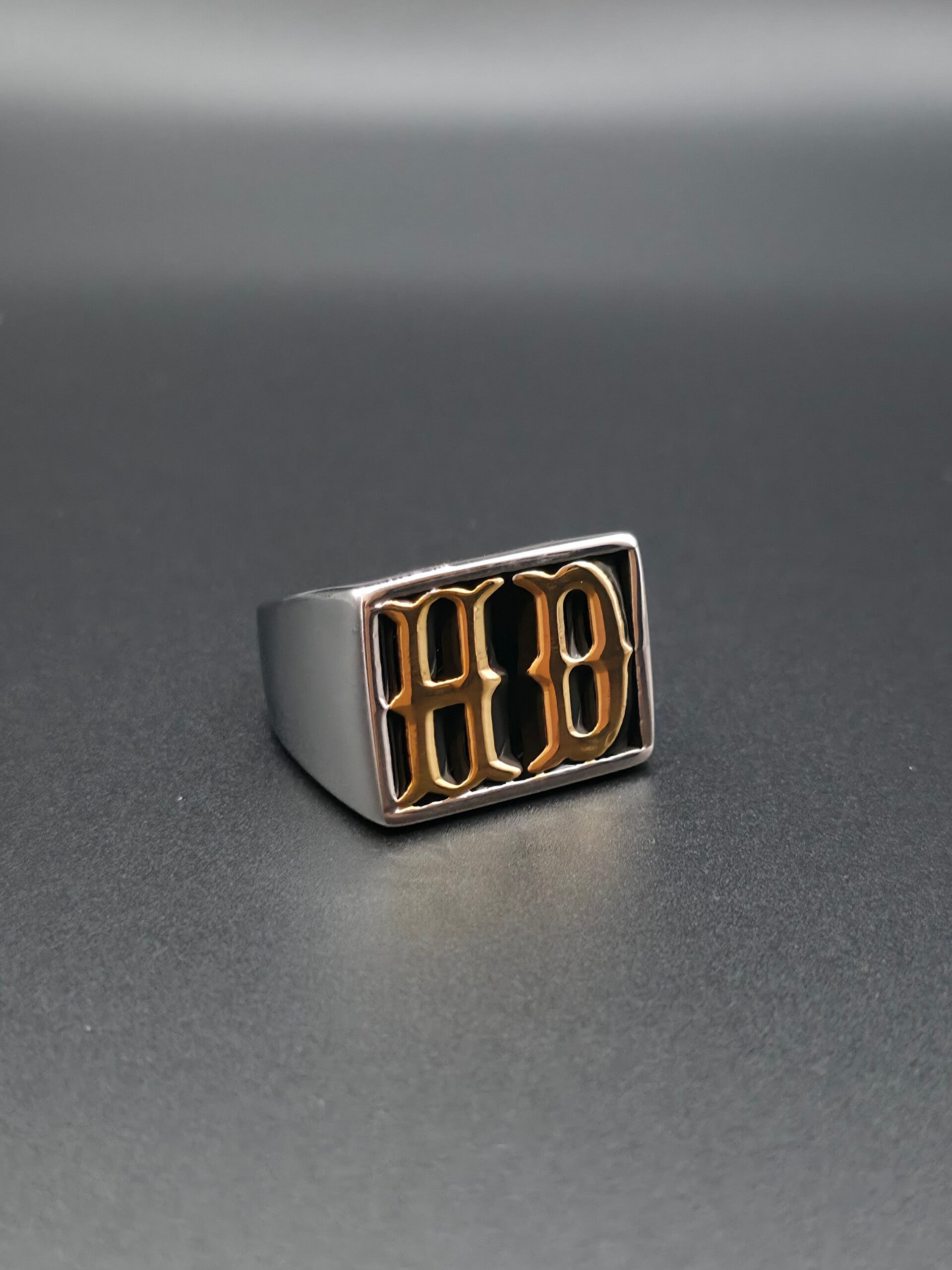 Anello Sigillo “Old English HB” Bicolore in Acciaio