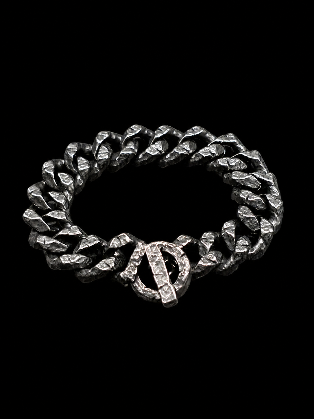 Bracciale Cuban Link Massiccio “Raw Hammer” in Acciaio Martellato con Finitura Anticata