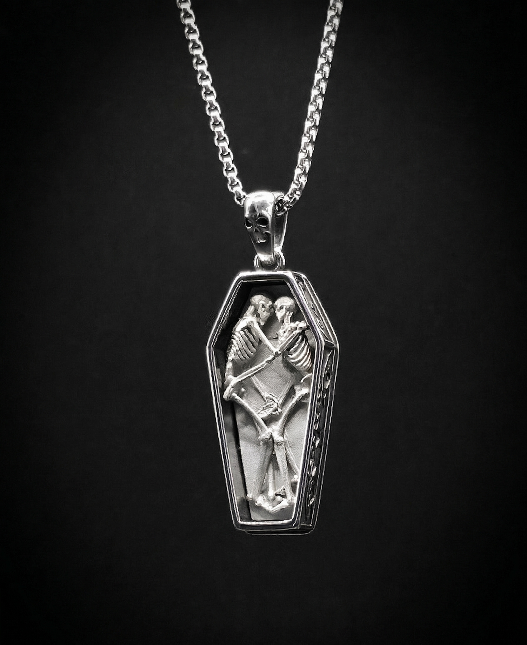 Collana "Eternal Embrace" con Pendente Bara Memento Mori e Amanti Scheletrici in Acciaio