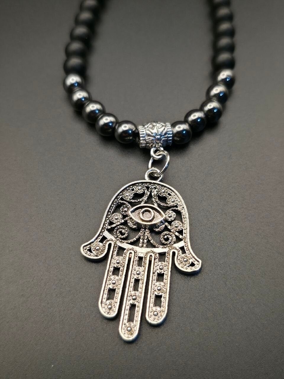 Collana “Hamsa Protection” con Perle in Pietra Nera Opaca e Lucida e Ciondolo Hamsa Scultoreo in Acciaio