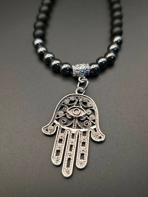Collana “Hamsa Protection” con Perle in Pietra Nera Opaca e Lucida e Ciondolo Hamsa Scultoreo in Acciaio