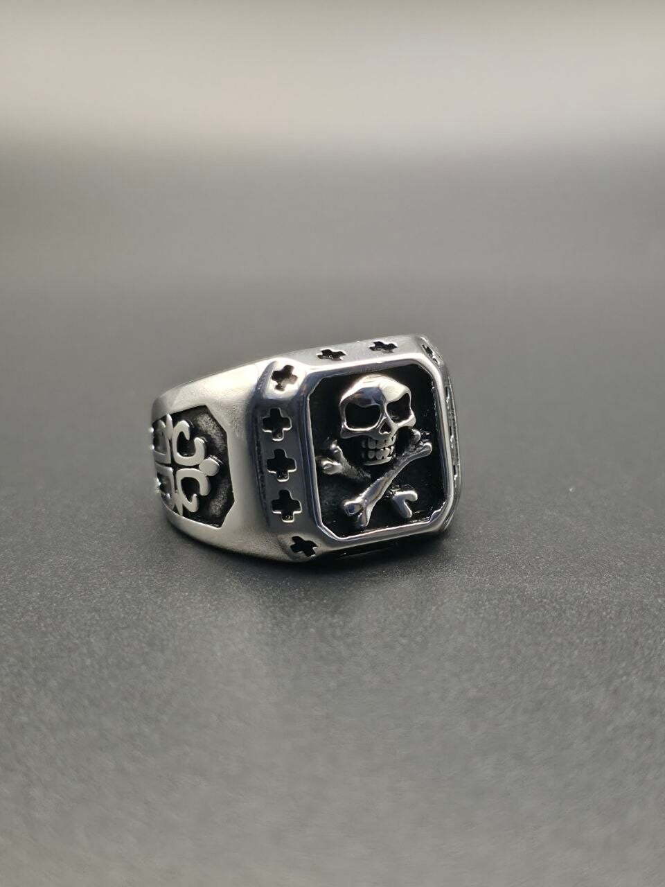 Anello "Steel Brotherhood" con Teschio e Tibie Incrociate in Acciaio