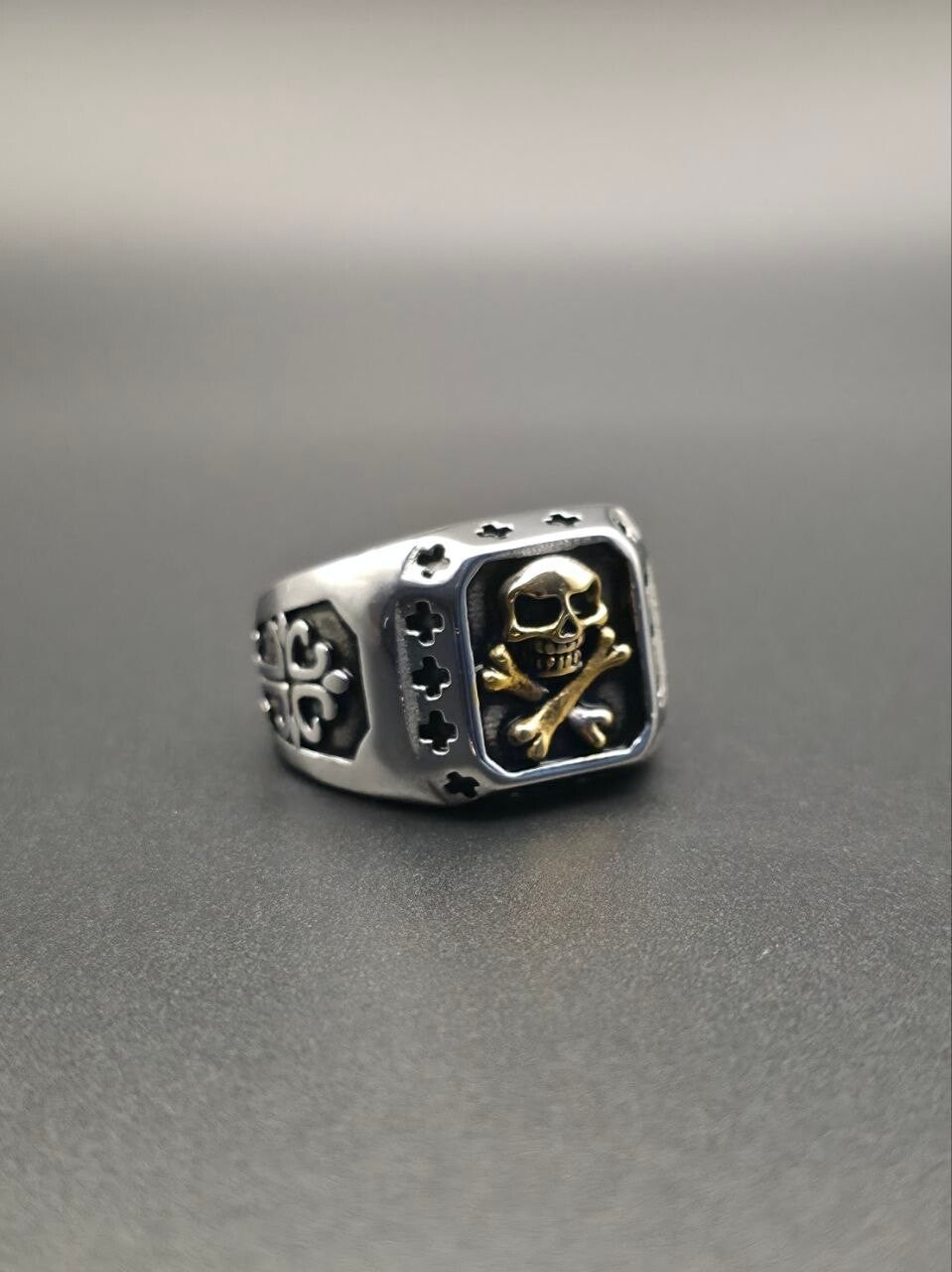 Anello "Steel Brotherhood Gold" con Teschio e Tibie Incrociate in Acciaio