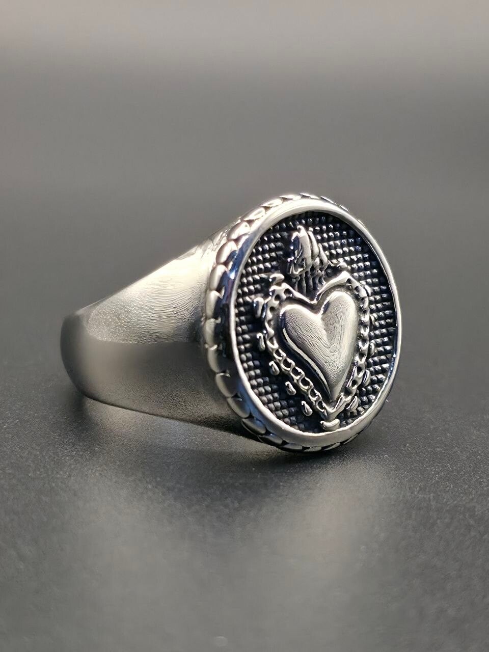 Anello Sigillo “Sacred Heart” con Sacro Cuore Fiammeggiante in Acciaio