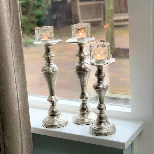 Zilverkleurige kandelaars in twee maten (excl. glaasjes)