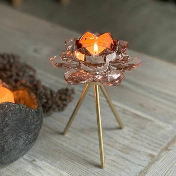 Glazen roze roos op gouden pootjes