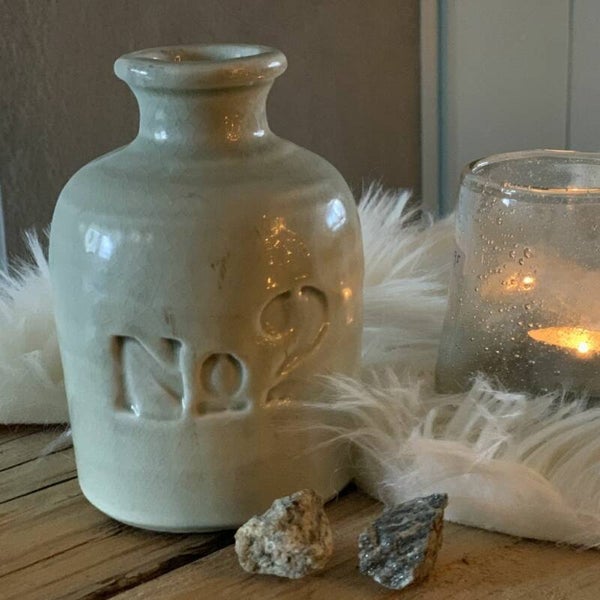 Stenen flesje in zacht groen