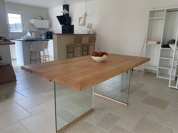 Table de salle à manger – Bois massif et piètement en verre