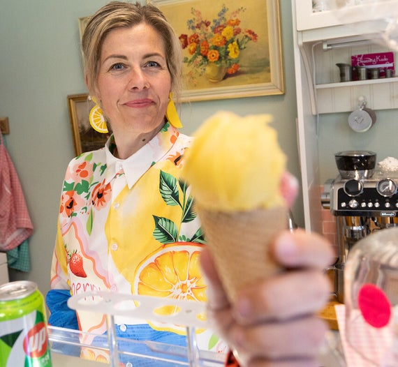 Vintage ijssalon veenhuizen met ambachelijk schepijs en nostalische gebak