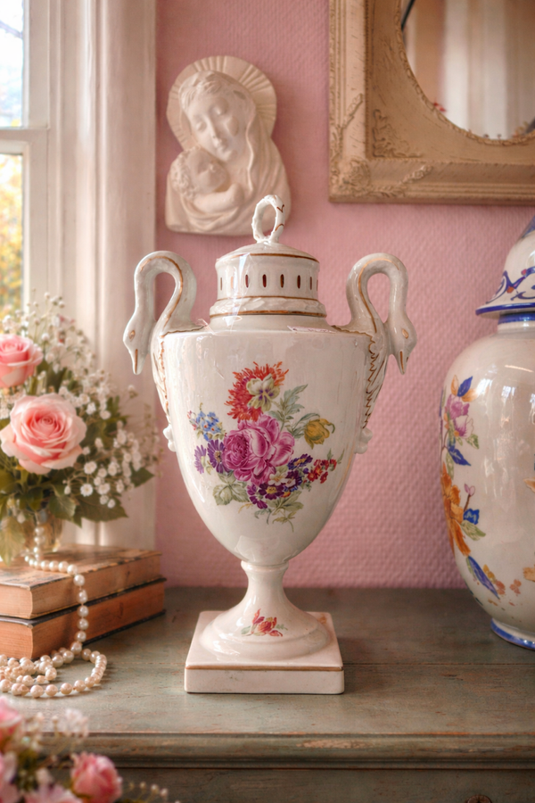 Antieke porseleinen pot met zwanen