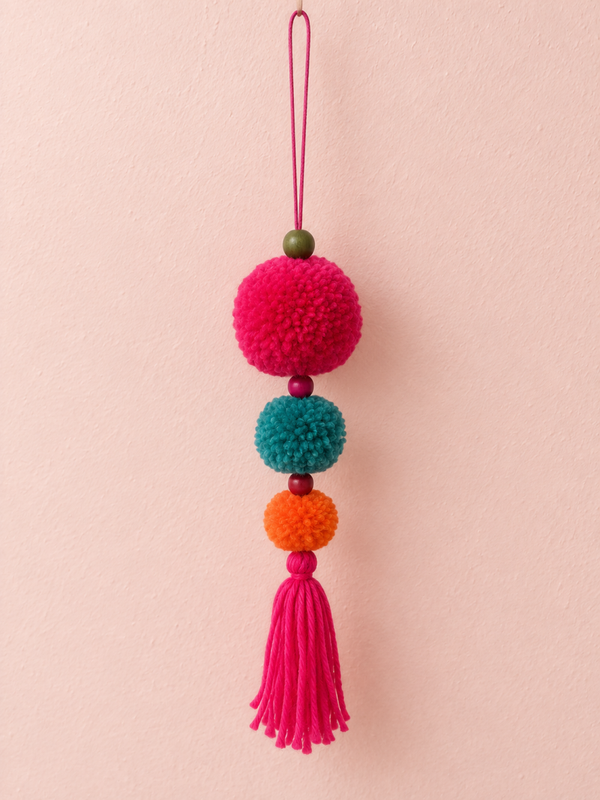 Kleurrijke pomponhanger roze