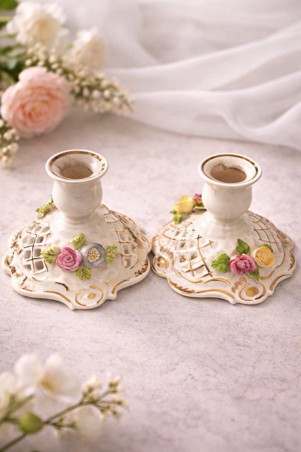 Vintage kandelaars porselein met bloemen – brocante set