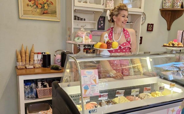 Jose schept ambachelijk schepijs in vintagewinkel zoet en vintage in venhuizen