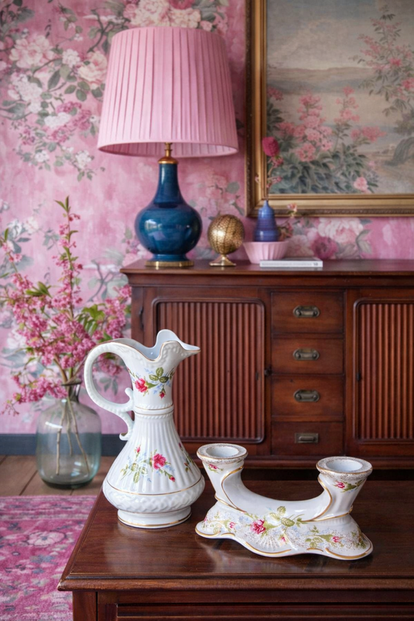 Vintage porseleinen kan en kandelaar met bloemen – romantisch decor