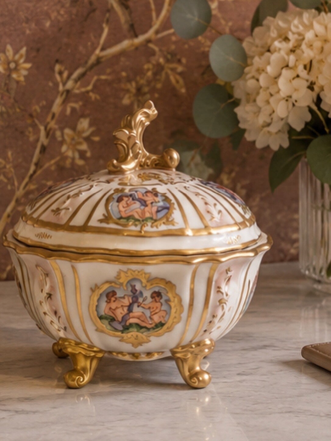 Rococco  porselein potje met bladgoud