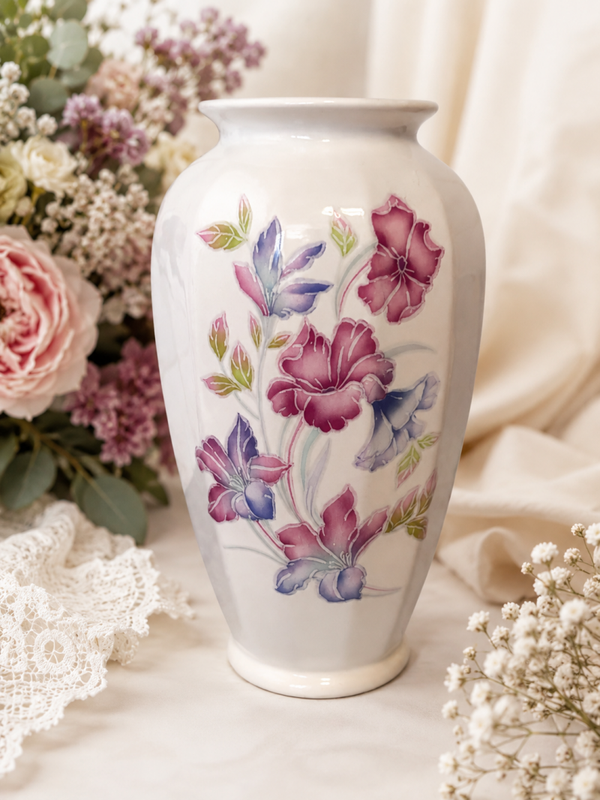 Vintage bloemenvaas met prachtige bloemen