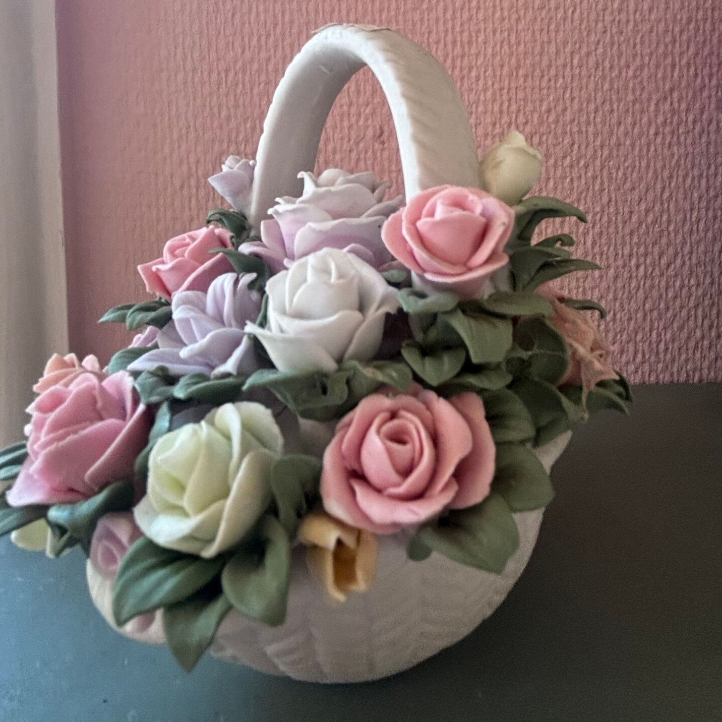 Porseleinen bloemenmandje