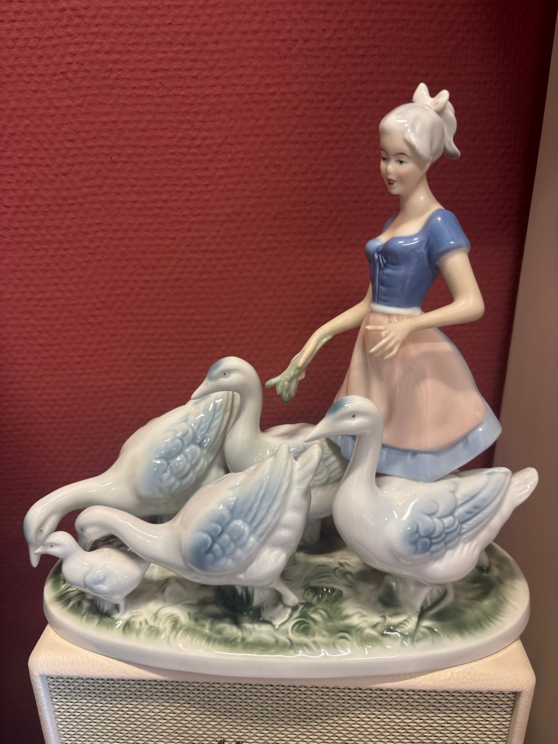 Vintage porseleinen beeld meisje met ganzen