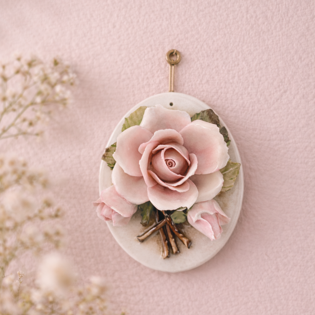Vintage wanddecoratie met roze roos porselein