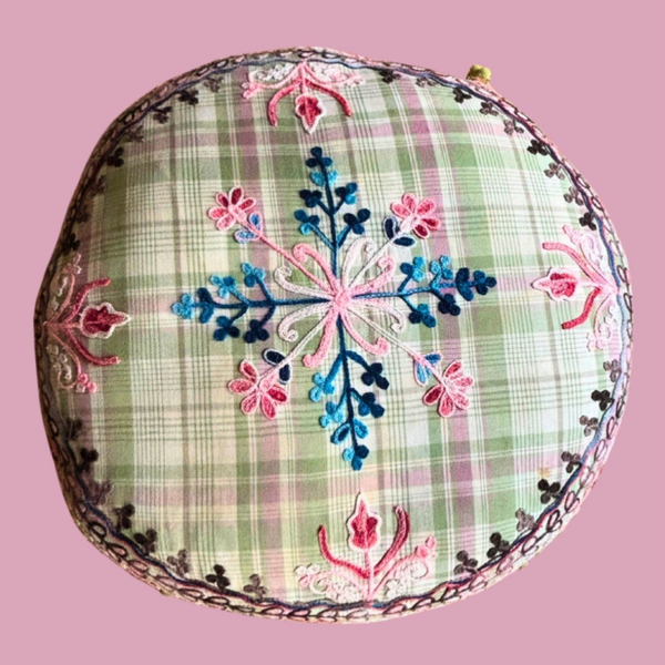 Rond geborduurd vintage kussen