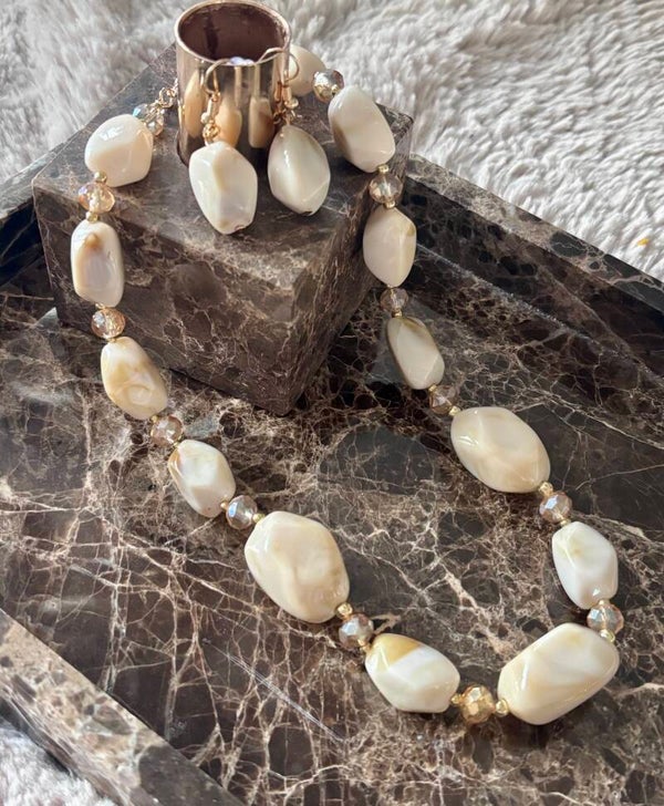 🤍 Elegante ketting met oorbellen set – crème & goud