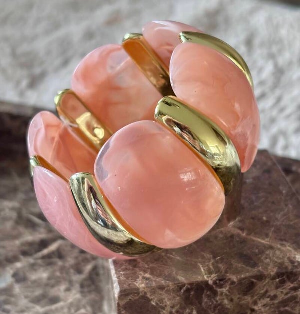 Armband met goud accenten en roze/zalm
