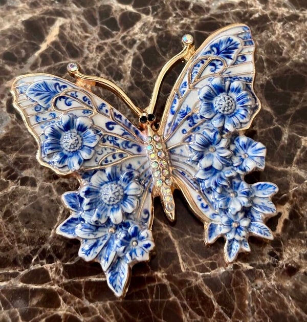 Vlinder broche blauw-wit porselein look