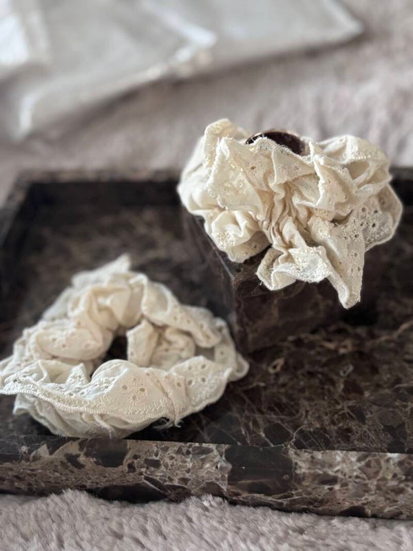 Broderie scrunchie