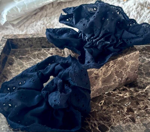 Broderie scrunchie zwart