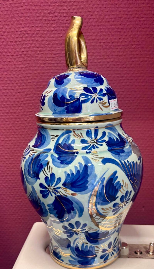 H.Bequet vaas met deksel