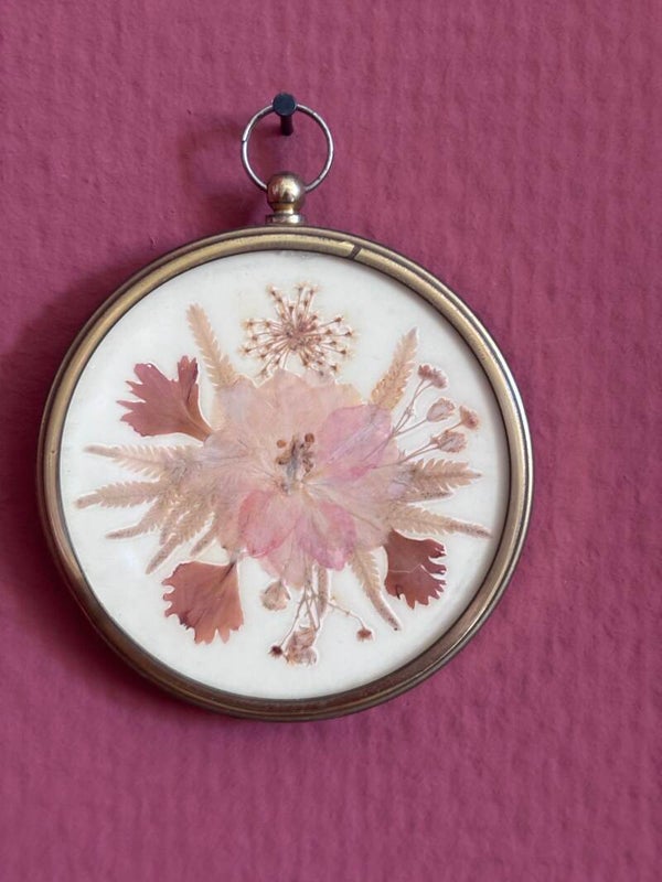 Vintage mini wandlijstje met gedroogde bloemen