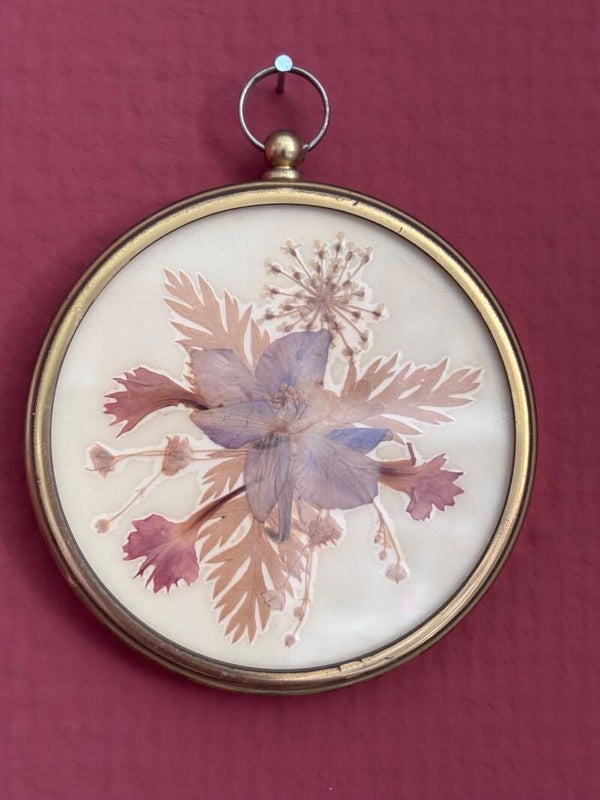 Vintage mini wandlijstje met gedroogde bloemen