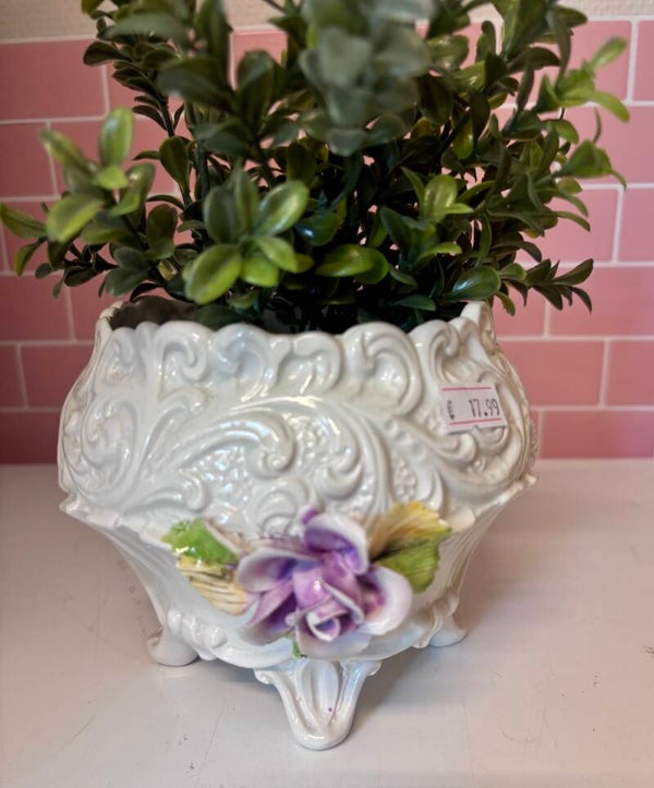 Vintage brocante bloempot met bloemen