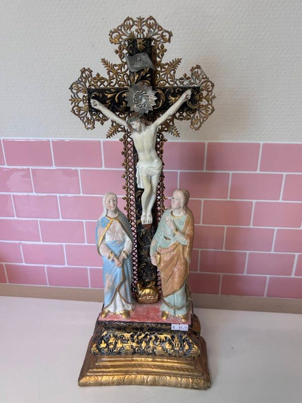 Vintage kruis met porseleinen Maria en Jezus