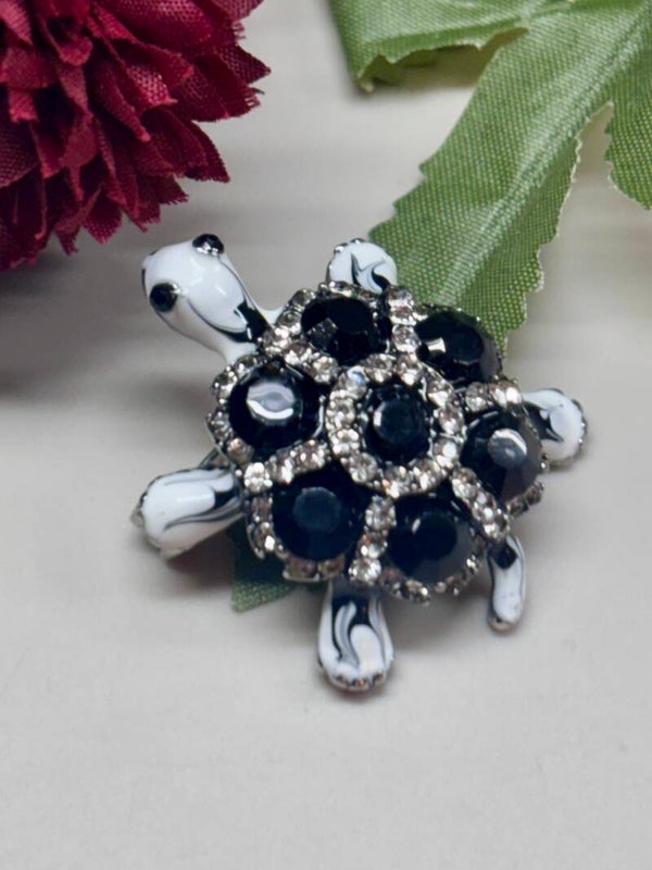 Broche zilverkleurige schildpadje met zwarte stenen