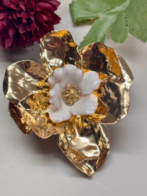 Grote vintage look broche bloem