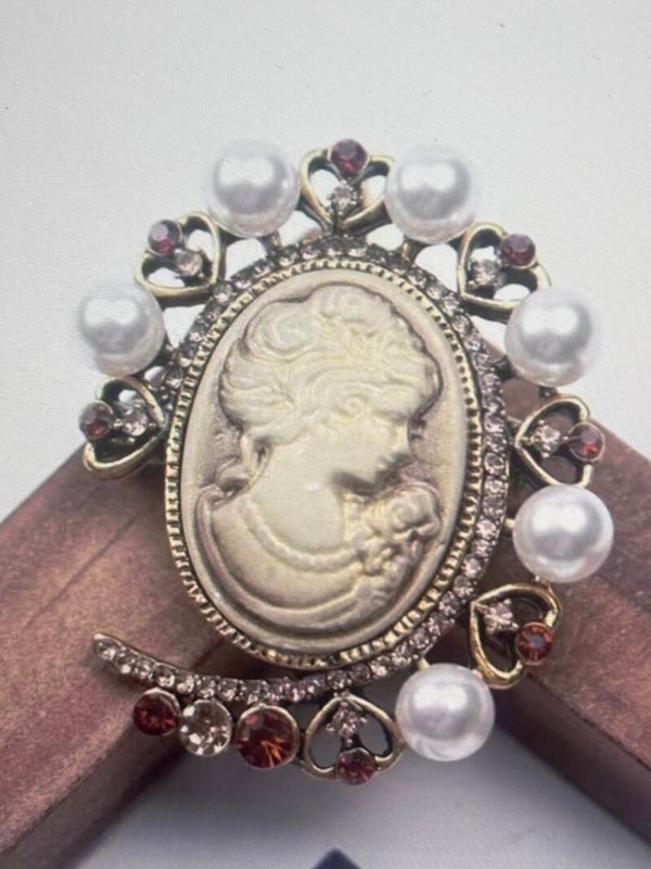 Vintage look Carmee broche