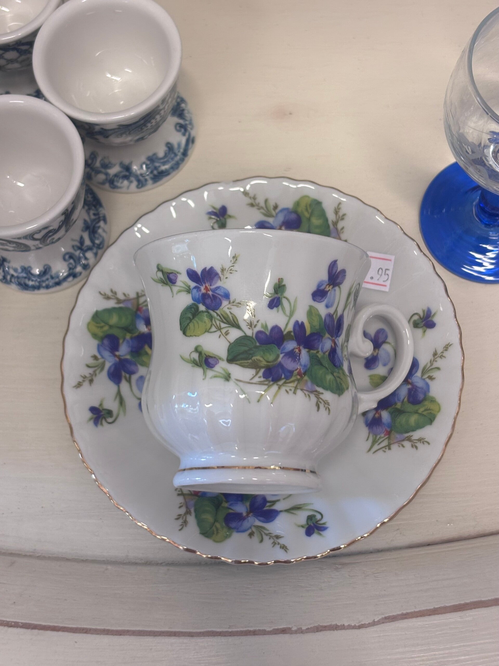 Vintage kop en schotel gebloemd paars/blauw