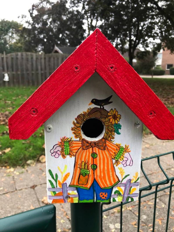 Vogelhuisje met vogelverschrikker
