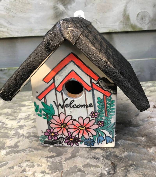 Vogelhuisje met poes voor het raam