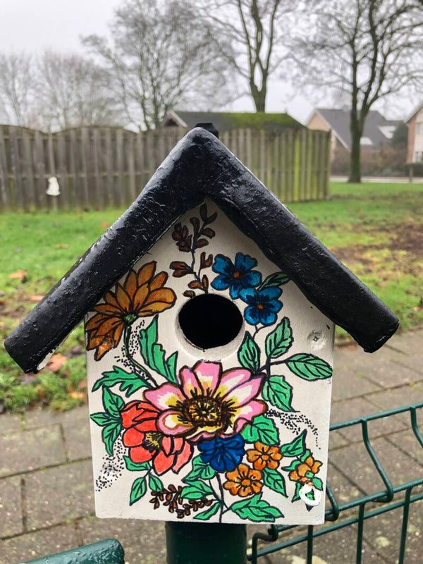 Vogelhuisje met bloemen