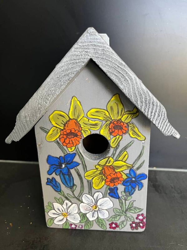 Vogelhuisje met narcissen