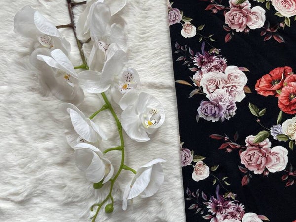 Rosen und Mohnblumen auf schwarz