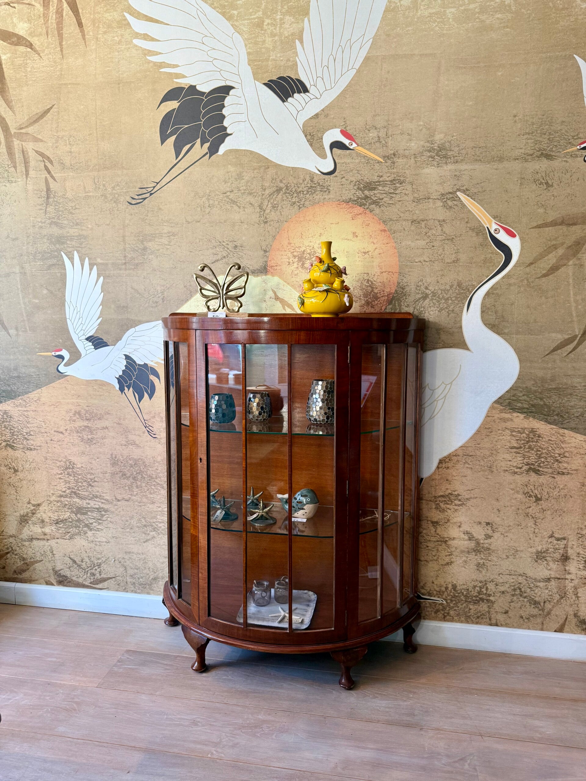 Halve maan vitrinekast