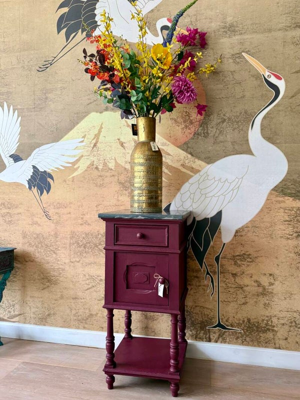 Kastje met marmeren blad