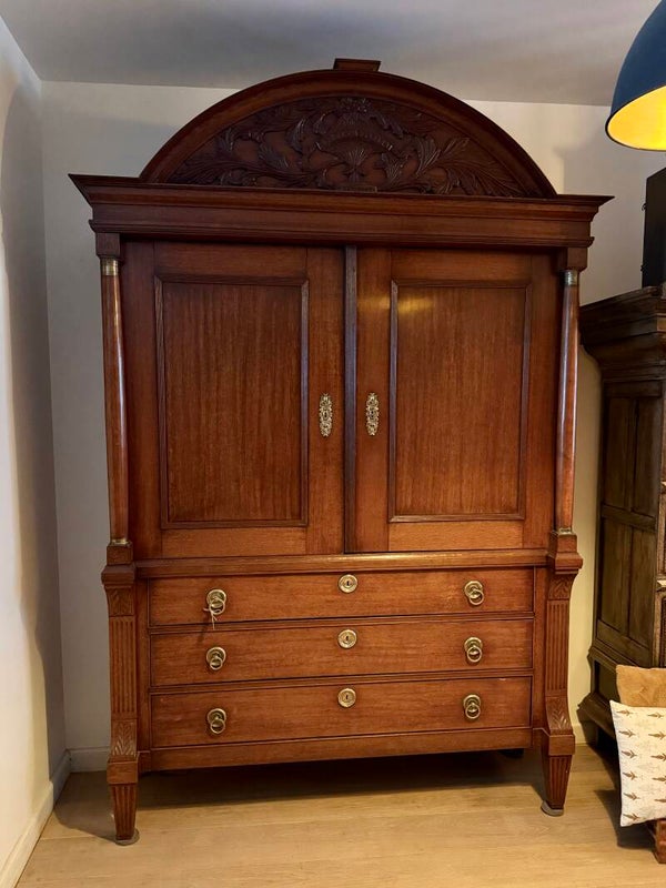 Antieke houten kast